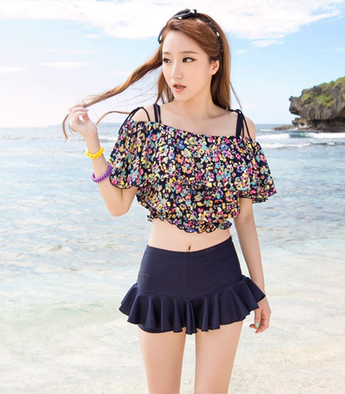 **หมดค่ะ**ชุดว่ายบิกินี่ทูพีชเซ็ท 3 ชิ้น three-pieces สีน้ำเงินกรมท่าเซ็กซี่ด้วยเสื้อคลุมผ้าลูกไม้ผูกโบว์ที่ไหล่ทั้ง 2 ข้าง ทำให้ดูน่ารัก sexy สวยเหมือนแบบค่ะ