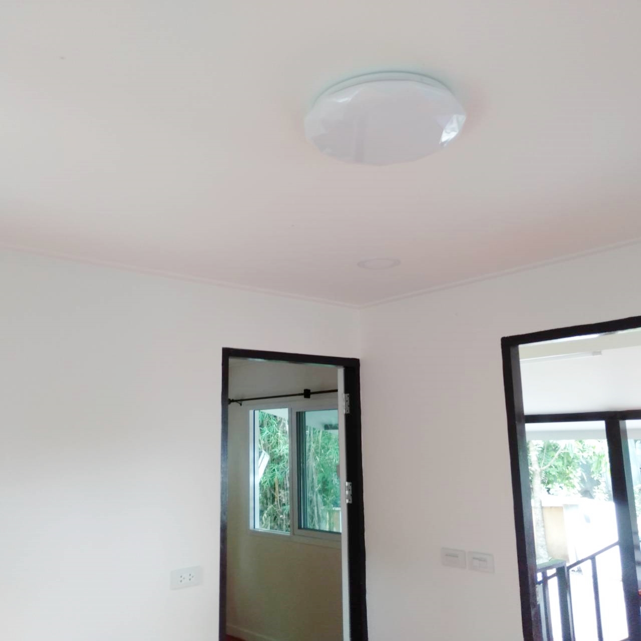 บ้านน็อคดาวน์ หลังนี้ ขนาด 4*6 เมตร พร้อมระเบียงหลังคาคุม ขนาด2*6เมตรเต็มหน้าบ้าน และระเบียงขนาด 2*3 เมตร