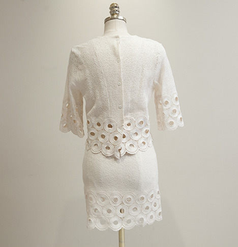 ***หมดค่ะ***เสื้อลูกไม้คอกลมสีครีมแขนสั้นแต่งวงกลมรอบแขน ใส่พร้อมกับกระโปรงทรงเอฉลุลายวงกลมที่ชายกระโปรง สวยเหมือนแบบ 100%