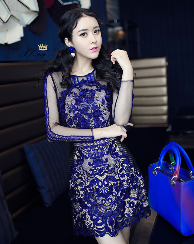 **หมดค่ะ**เดรสใส่ไปงานแต่งสีน้ำเงินเข้มแขนยาว ดีเทลชุดซีทรูผ้าลูกไม้ลายดอกไม้หรูหรา ดีเทลผ้าตาข่ายโปร่งสีดำช่วงอกและแขน ซับในสีน้ำตาล สวยไฮโซคุณภาพดีเหมือนแบบค่ะ