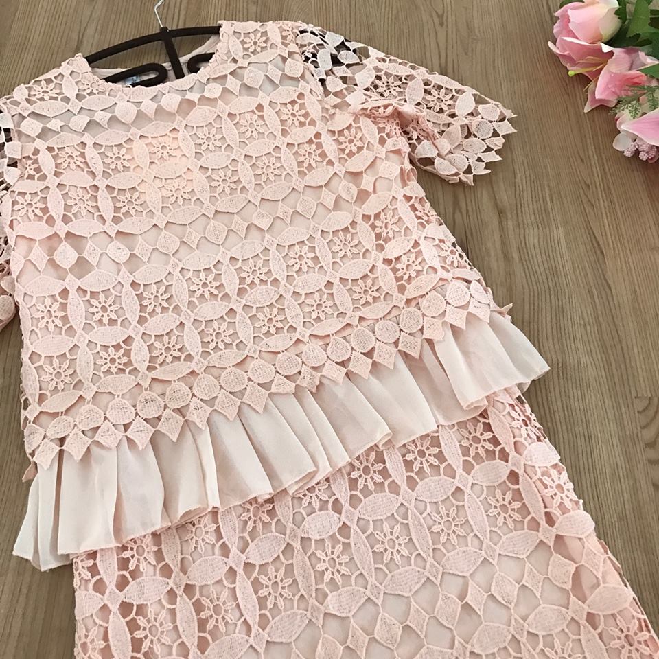 ***หมดค่ะ** ชุดเซ็ท เสื้อและกระโปรงผ้าลูกไม้สีโอรสแขนสั้น ชายระบายด้วยผ้าชีฟอง มีซับใน และซิบด้านข้างลำตัว น่ารักมากค่ะ