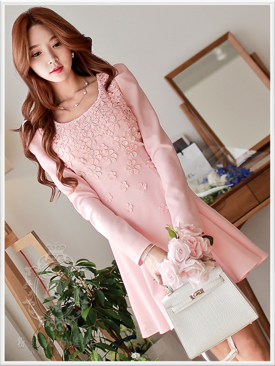 **พร้อมส่ง**เดรสใส่ไปงานแต่งสีชมพูแขนยาว ดีเทลประดับดอกไม้ช่วงอกกระโปรงบานออกนิดๆ ช่วงบนเข้ารูปทำให้ดูหุ่นดี สวยคุณภาพดีเหมือนแบบค่ะ