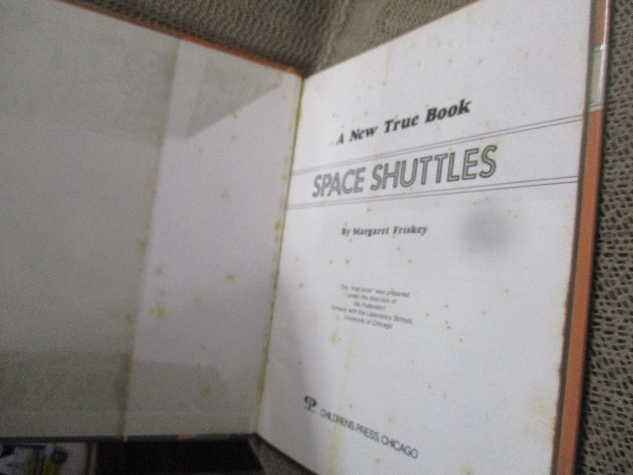 หนังสือ A New True Book : SPACE SHUTTLES (ภาษาอังกฤษ) กระดาษมีจุดเหลือง สภาพดี ห่อปกพลาสติก