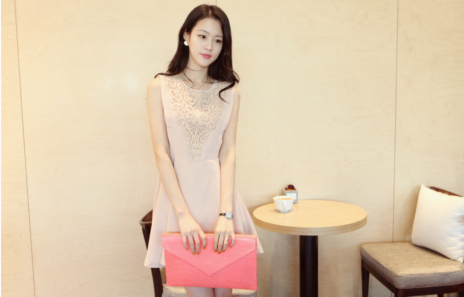 ***หมดค่ะ***เดรสผ้าชีฟองสีครีม ปักลูกไม้ช่วงหน้าอกคอกลมแขนกุดมีซับในสวยเหมือนแบบ100%ค่ะ