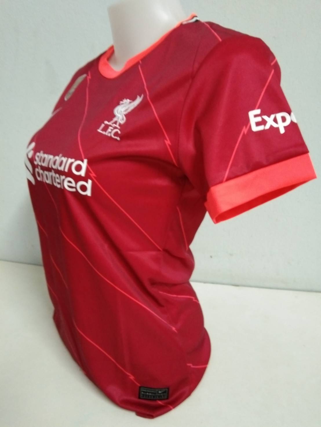 เสื้อบอลหญิงลิเวอร์พูลเกรดAA 2021-2022