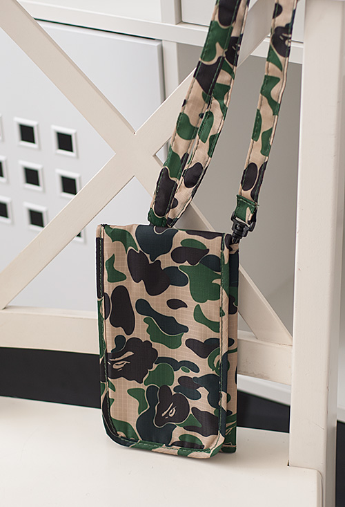 A BATHING APE® 2014 AUTUMN & WINTER COLLECTION กระเป๋าใส่โทรศัพท์ และ Passport มีสายถอดได้