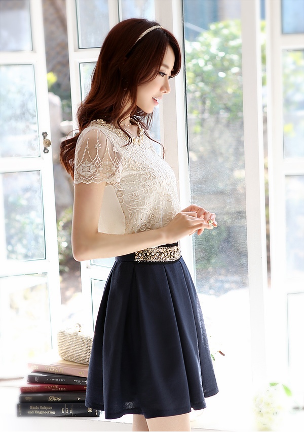 ***พร้อมส่ง***เสื้อลูกไม้ปักมุกสีขาวสีครีีมผสมทอง คอตกแต่งด้วยดอกไม้สีครีมปักมุกสีขาวสวยหวาน