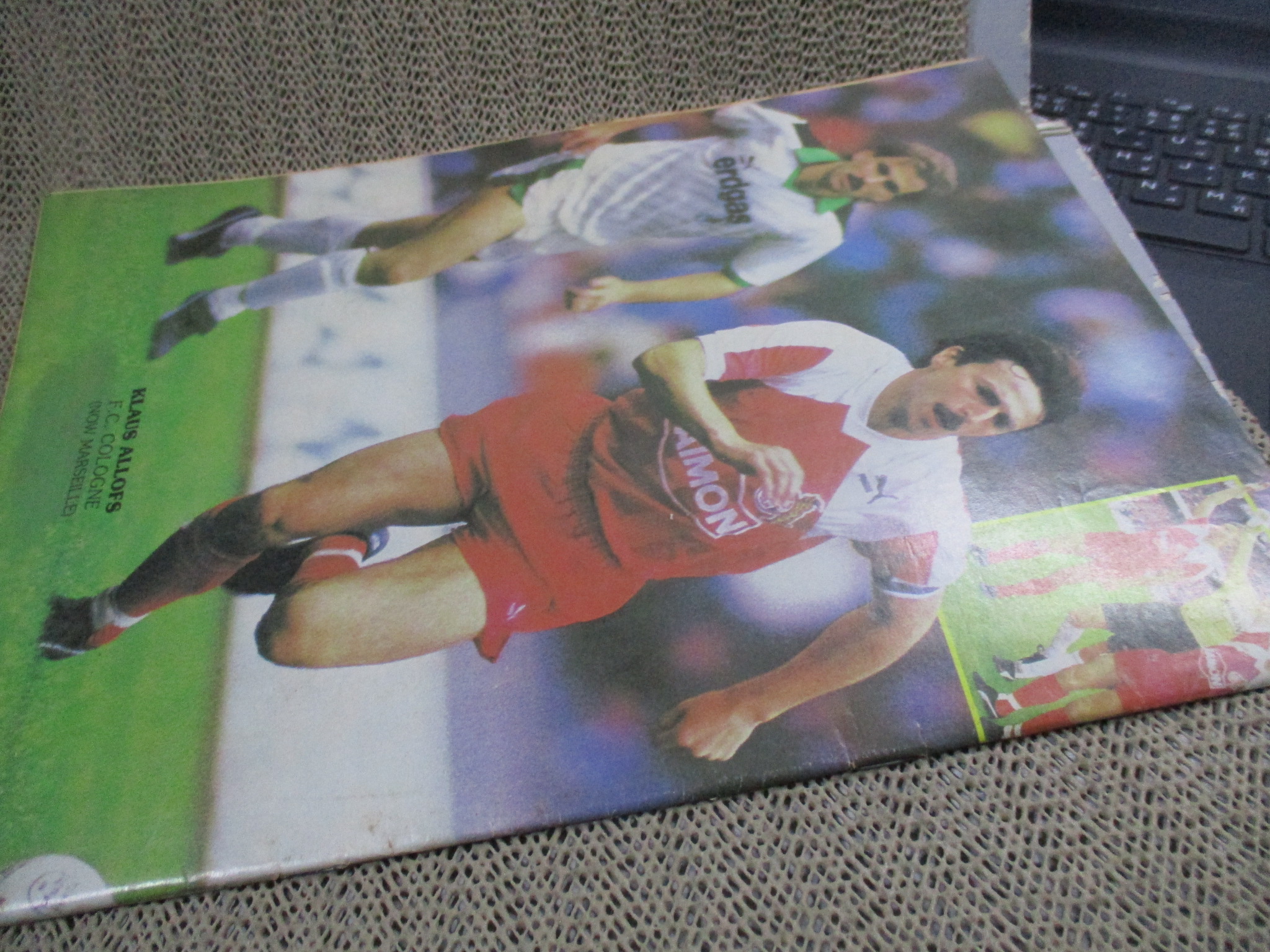 สตาร์ซอคเกอร์นิวมิดวีค ฉบับที่196 ปี2530 ตำหนิ หน้ากลางไม่มี