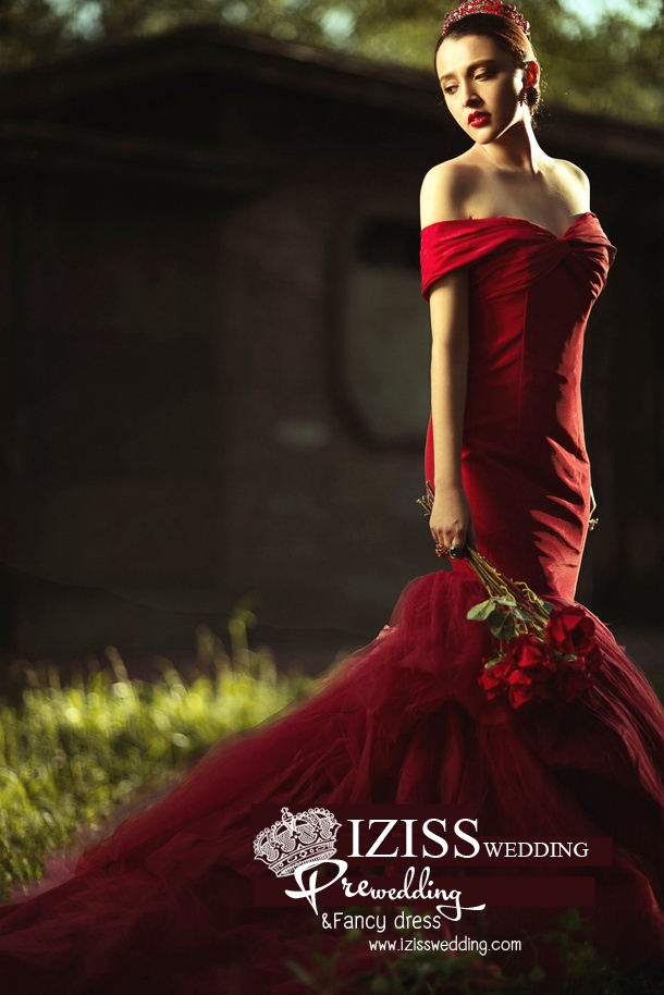 PW324 - **พรีออเดอร์ค่ะ** ชุดคู่ถ่ายพรีเวดดิ้ง (prewedding dress) & ชุดแต่งงานแฟนซี (Fancy wedding dress)ชายหญิง "ธีมชุดเจ้าสาวสีแดง"