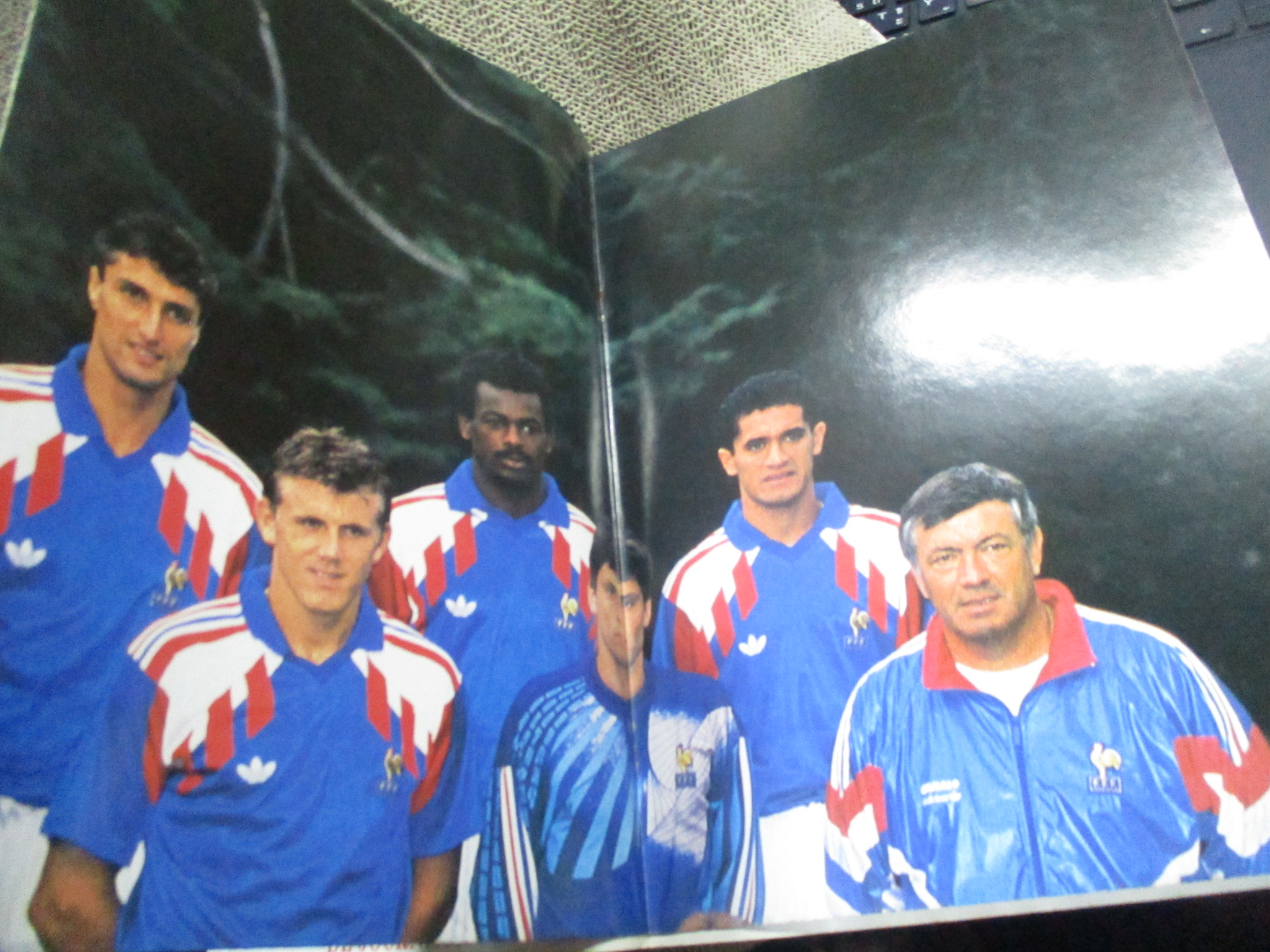 SPORT EVENEMENTS ปก มิเชล พลาตินี่ มีโปสเตอร์ฟุตบอลทีมชาติฝรั่งเศส ขนาดใหญ่ ---สตาร์ซอคเกอร์