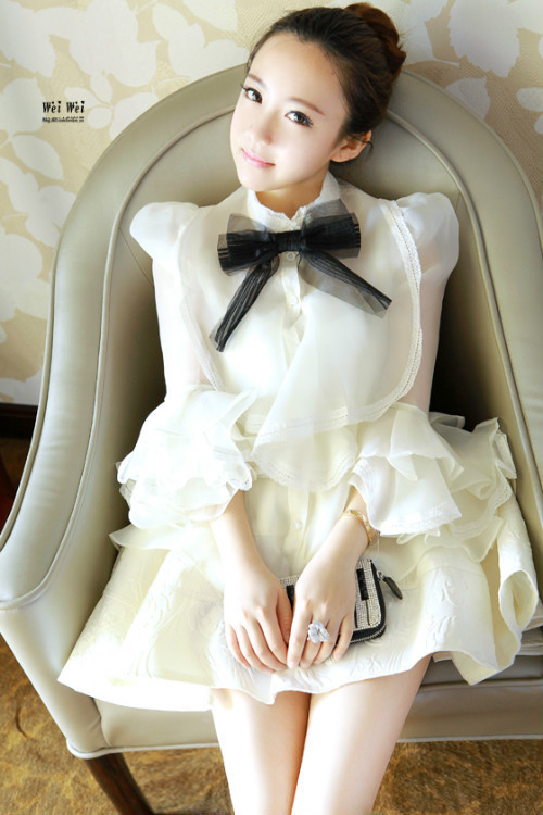 ***หมดค่ะ***เสื้อผ้าแก้วสีครีม แต่งระบายที่คอติดกระดุมผ่าหน้าแขนแต่งระบายสวยเหมือนแบบ 100%ค่ะ