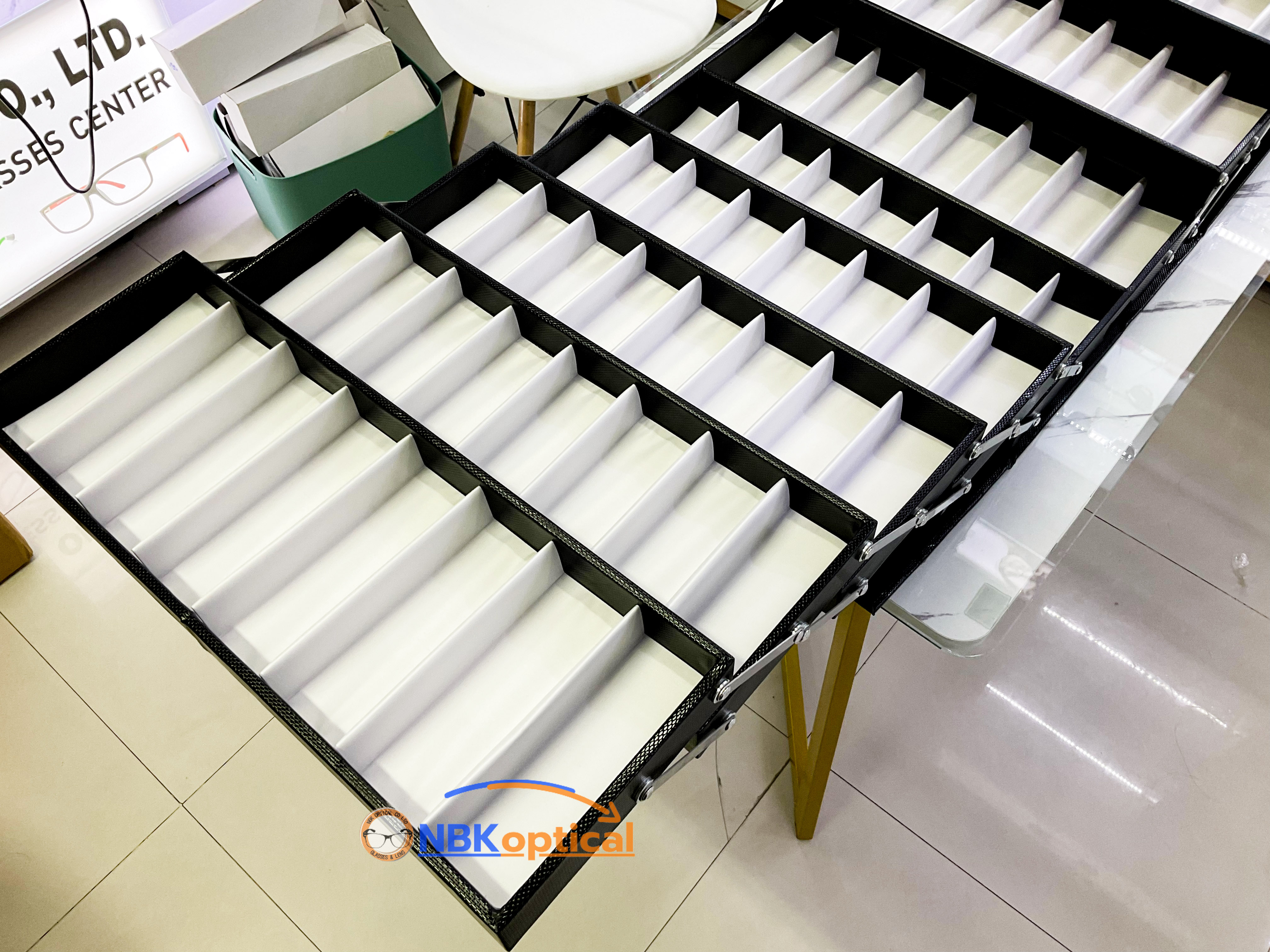 กระเป๋าใส่แว่นตา สไลด์เปิดออกข้าง ใส่แว่นสายตา&แว่นกันแดด ใส่ได้ 80 ตัว มีฝาปิด + ล็อครหัส