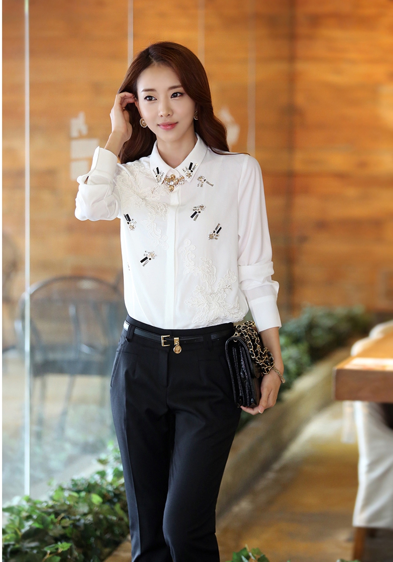 **หมดค่ะ***เสื้อเชิ้ตใส่ทำงานผ้าชีฟองสีขาว ดีเทลตกแต่งลูกปัดและเพชรช่วงปกเสื้อ และลูกไม้แขนยาว สวยคุณภาพดีเหมือนแบบค่ะ