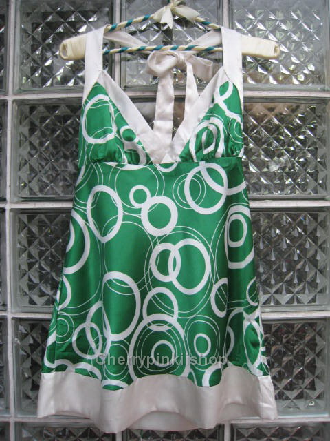 เสื้อแฟชั่นสีเขียวลายวงกลม สายเดี่ยว ผ้ามันลื่น นิ่ม สวยดูดี ผูกโบว์ที่ต้นคอด้านหลัง Made in USA