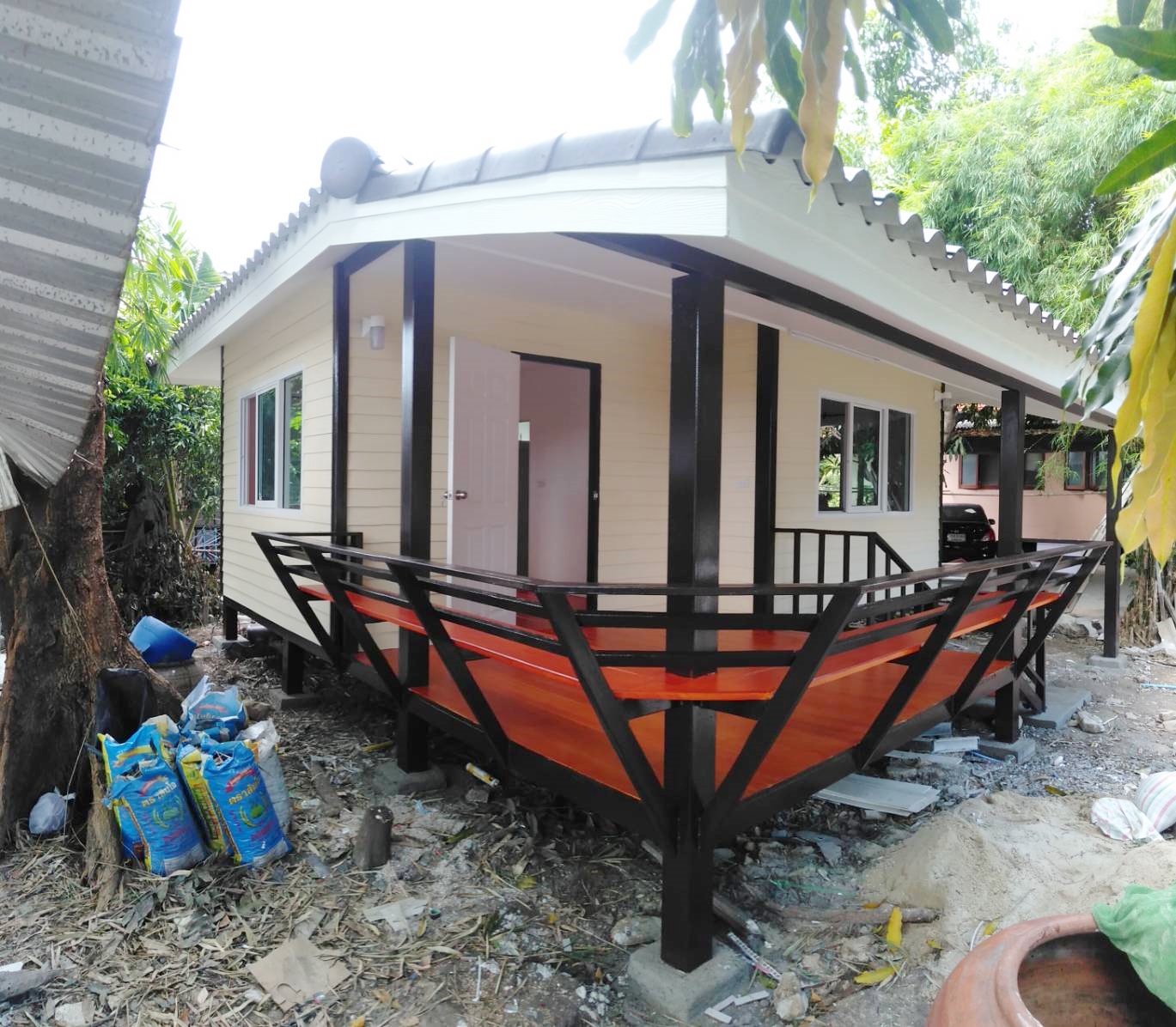 บ้านน็อคดาวน์ หลังนี้ ขนาด 4*6 เมตร พร้อมระเบียงหลังคาคุม ขนาด2*6เมตรเต็มหน้าบ้าน และระเบียงขนาด 2*3 เมตร