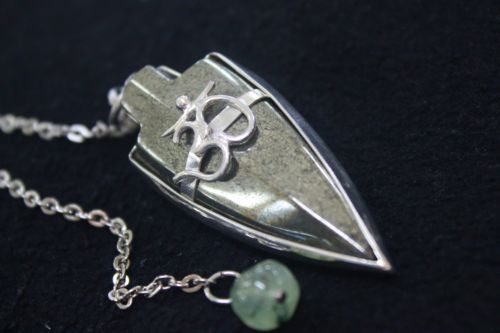 เพนดูลั่มไพไรต์หัวลูกศรอักษรโอม ( pyrite pendulum )