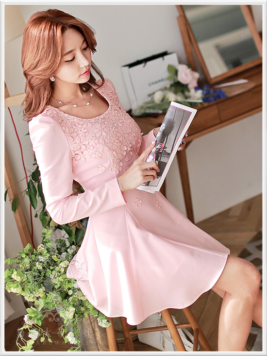 **พร้อมส่ง**เดรสใส่ไปงานแต่งสีชมพูแขนยาว ดีเทลประดับดอกไม้ช่วงอกกระโปรงบานออกนิดๆ ช่วงบนเข้ารูปทำให้ดูหุ่นดี สวยคุณภาพดีเหมือนแบบค่ะ