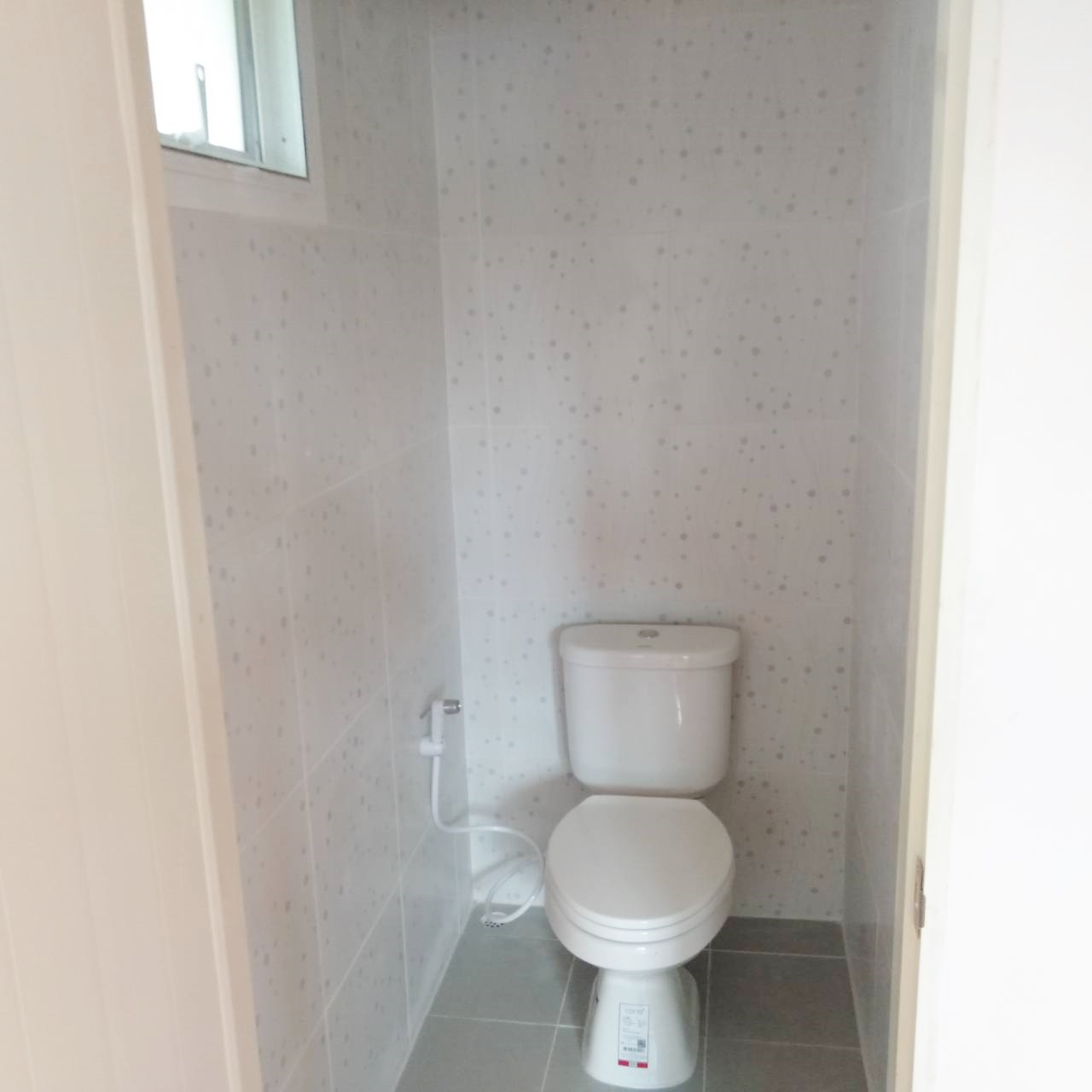 บ้านน็อคดาวน์ หลังนี้ ขนาด 4*6 เมตร พร้อมระเบียงหลังคาคุม ขนาด2*6เมตรเต็มหน้าบ้าน และระเบียงขนาด 2*3 เมตร