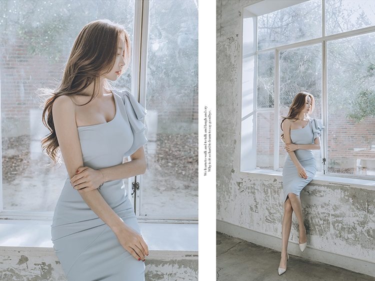 **หมดค่ะ**เดรสผ้าโพลีเอสเตอร์ผสม สีฟ้า เปิดไหล่ข้างขวา ด้านซ้ายแขนเสื้อระบาย เหมือนแบบ เดรสทรงตรงสอบ สวยมากๆค่ะ