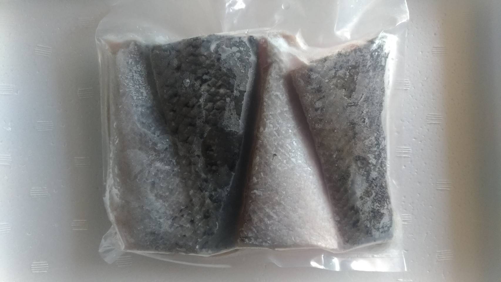 เนื้อปลาแซลมอนแล่ติดหนัง 2 ชิ้น/ แพ็ค