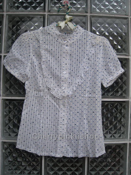 เสื้อแฟชั่น ลายPloka dot สีขาว จุดฟ้า แขนตุ๊กตา มีระบายด้านหน้า ผ้าบางใส่สบาย