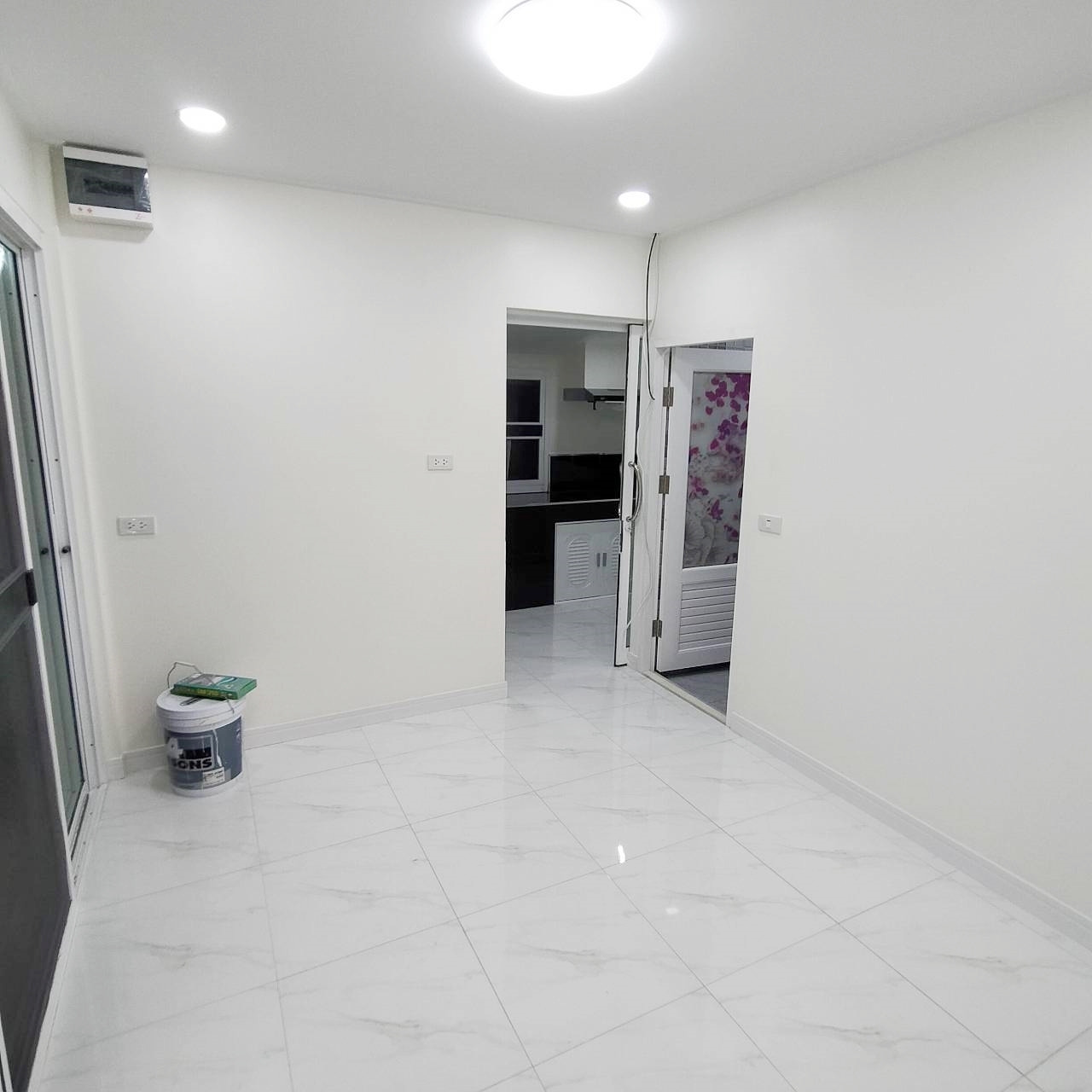 บ้านน็อคดาวน์ ขนาด 4*6 เมตร และมีครัวต่อด้านข้าง ขนาด 3*2 เมตร