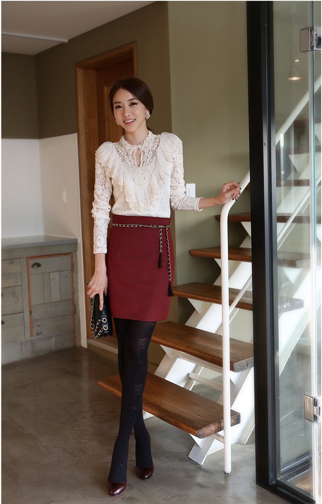 ***พร้อมส่งค่ะ มีจำนวนจำกัดค่ะ***เสื้อลูกไม้สีขาว แต่งระบายด้านหน้า ปักมุกที่ตัวเสื้อ แขนยาวมีซับในสวยเหมือนแบบค่ะ