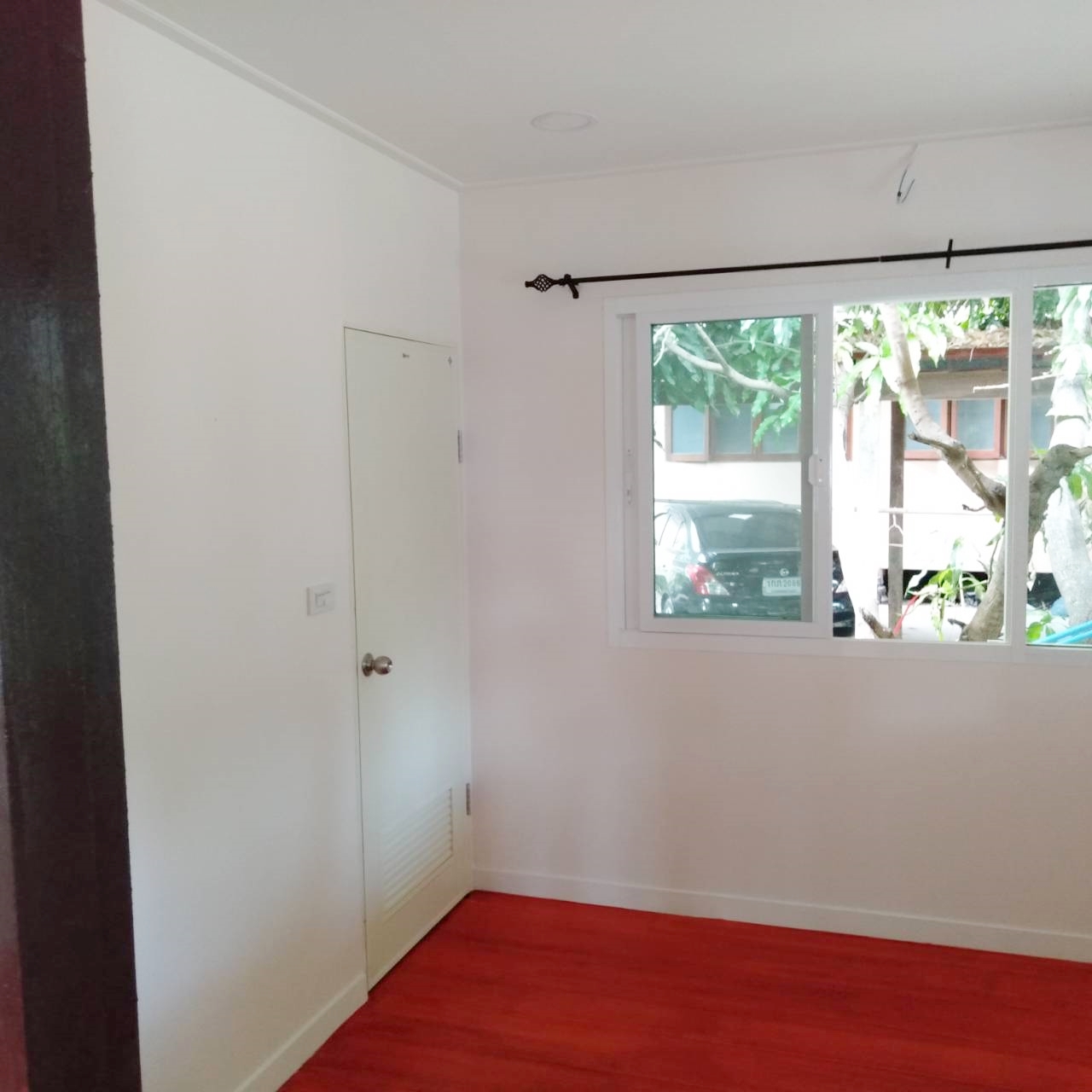 บ้านน็อคดาวน์ หลังนี้ ขนาด 4*6 เมตร พร้อมระเบียงหลังคาคุม ขนาด2*6เมตรเต็มหน้าบ้าน และระเบียงขนาด 2*3 เมตร