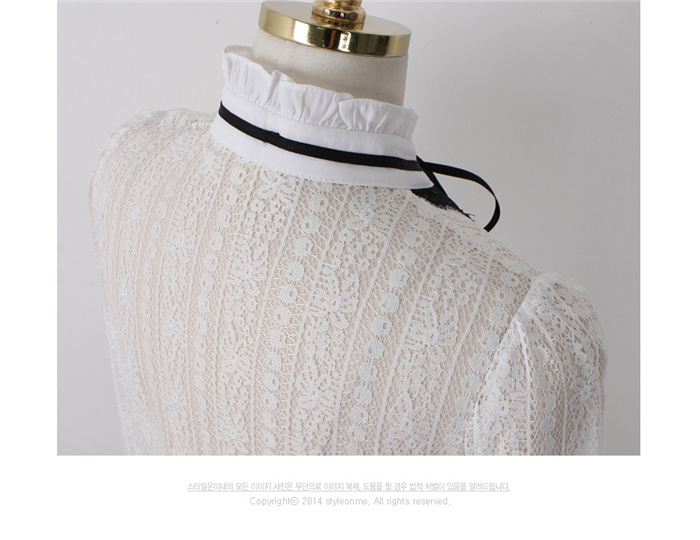 **หมดค่ะ**เสื้อทำงานผ้าลูกไม้สีขาวแขนยาวลายดอกไม้ขาว ดีเทลตกแต่งคอระบายผูกโบว์ ช่วงอกตัดต่อผ้าลูกไม้สีดำ สวยเหมือนแบบค่ะ