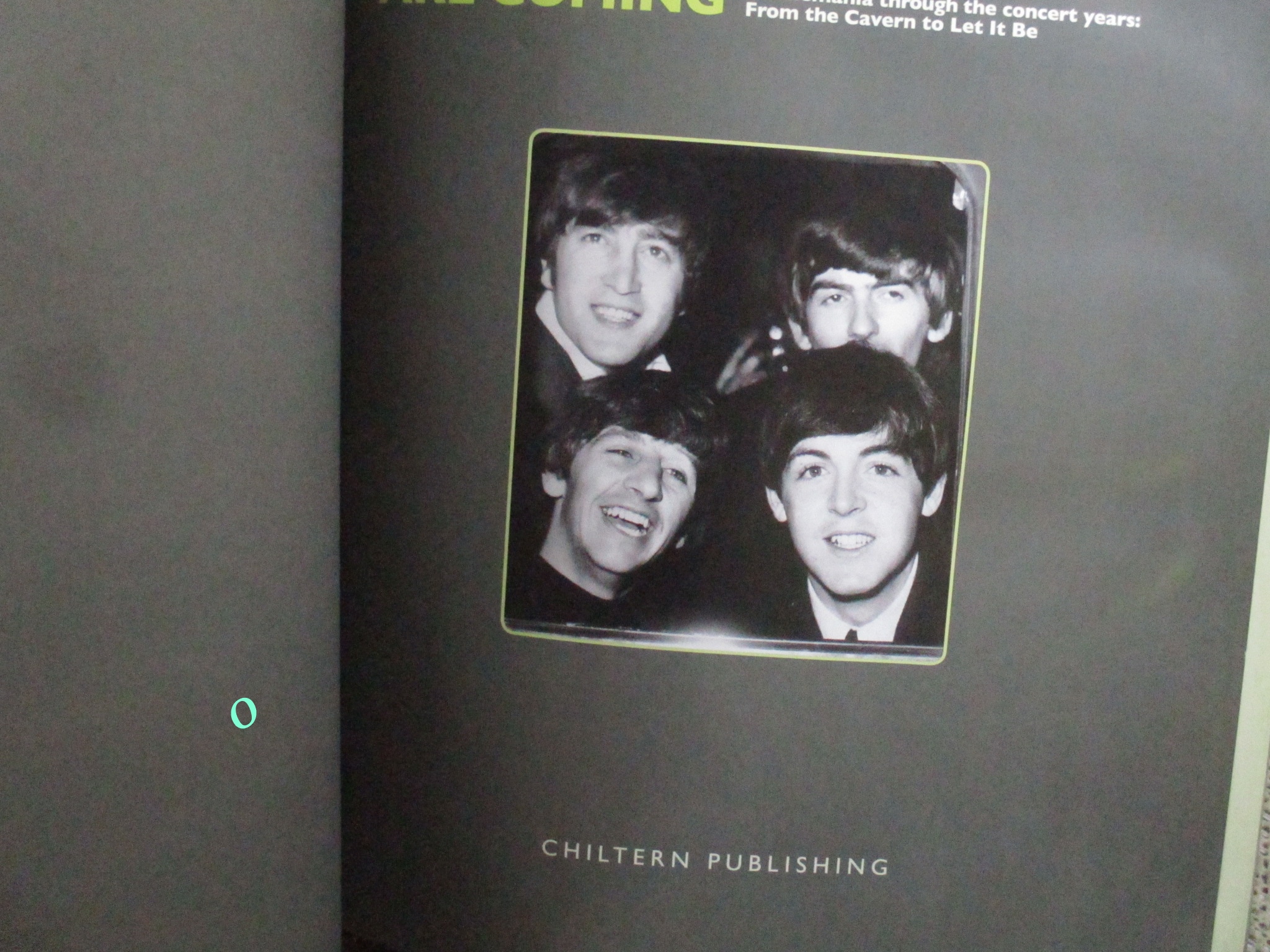 หนังสือประวัติ วงเดอะบีเทิลส์ THE BEATLES ARE COMING + CD