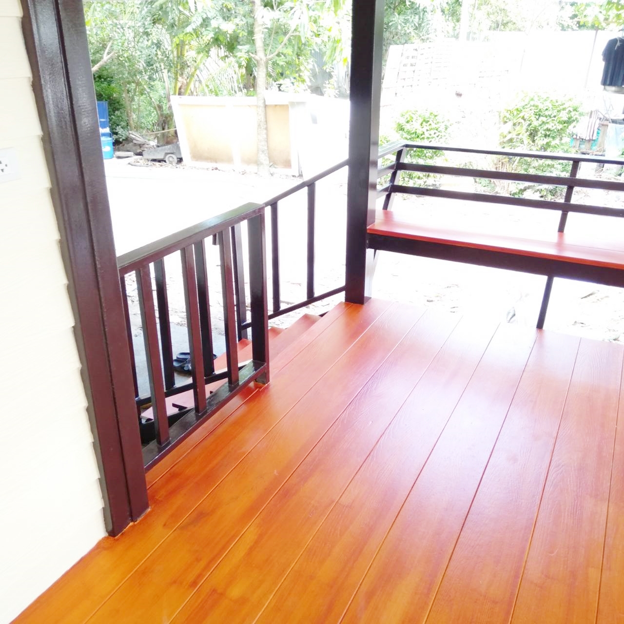 บ้านน็อคดาวน์ หลังนี้ ขนาด 4*6 เมตร พร้อมระเบียงหลังคาคุม ขนาด2*6เมตรเต็มหน้าบ้าน และระเบียงขนาด 2*3 เมตร