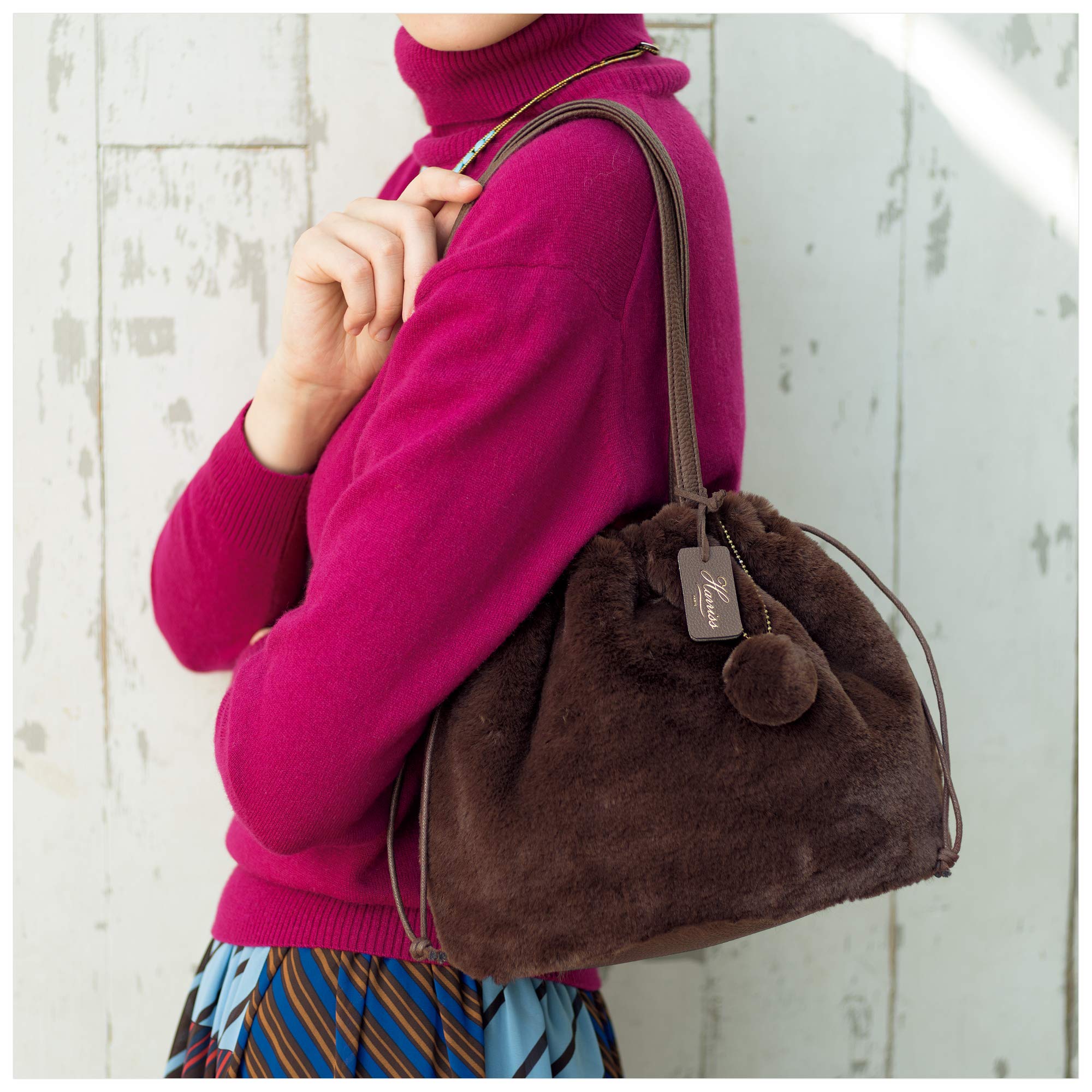 พร้อมส่ง (มีกล่อง) Harris Elegant Fur Drawstring Bag กระเป๋าถือขนเฟลอร์ พร้อมปอมปอม และป้ายโลโก้