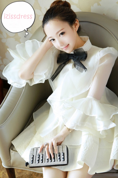 ***หมดค่ะ***เสื้อผ้าแก้วสีครีม แต่งระบายที่คอติดกระดุมผ่าหน้าแขนแต่งระบายสวยเหมือนแบบ 100%ค่ะ