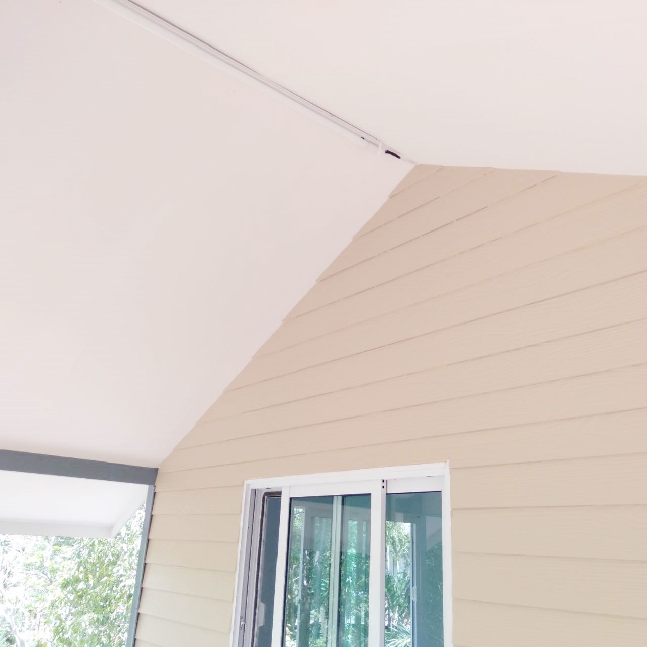 บ้านขนาด 4*7 เมตร ราคารวมเป็นเงินทั้งสิ้น 370,000 บาทพร้อมระเบียงขนาด 2*4 เมตร