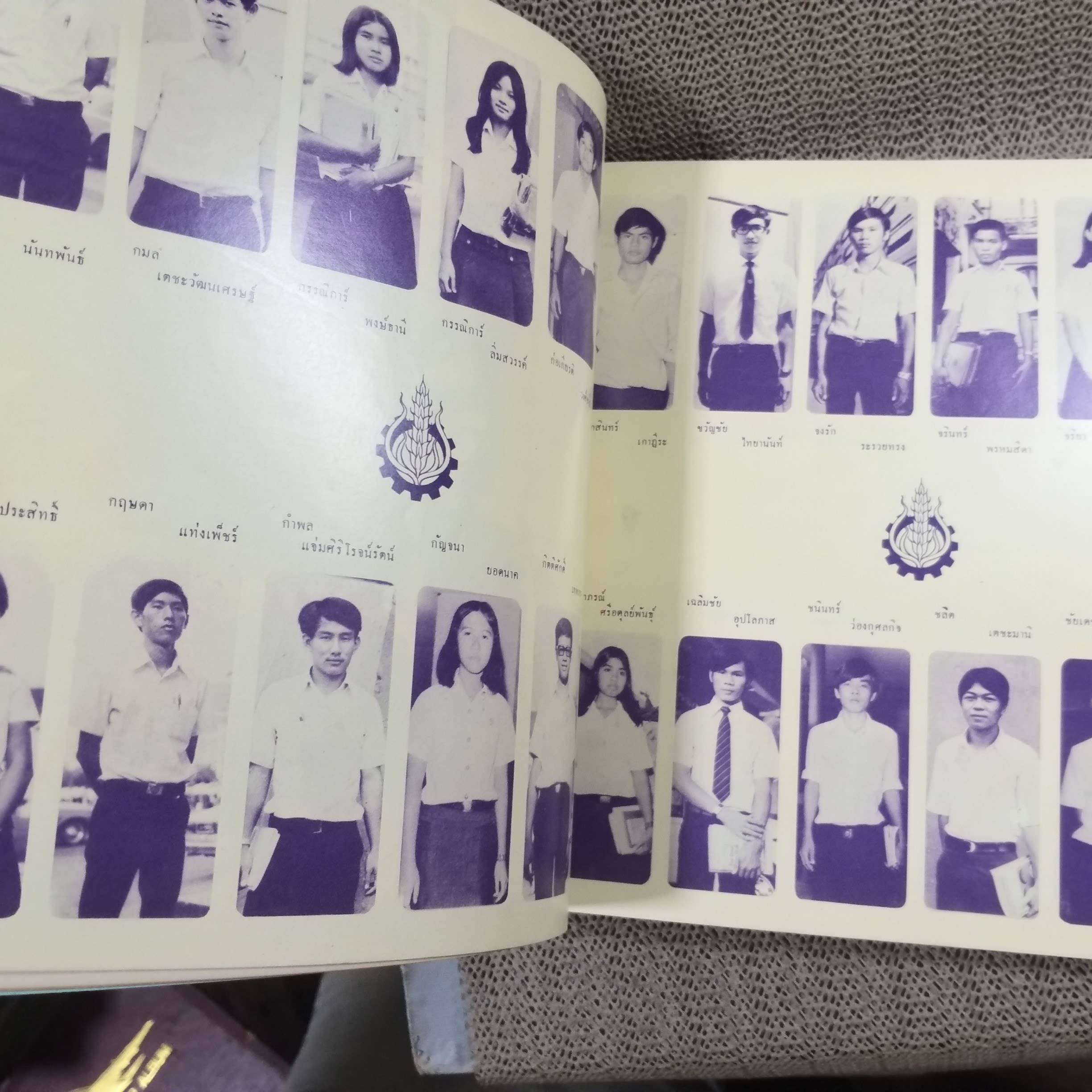 หนังสือ อนุสรณ์คณะเศรษฐศาสตร์ มหาวิทยาลัยธรรมศาสตร์ ปี2514 ตำหนิ กระดาษปกหน้าขาดครึ่ง ซ่อมติดเทป ริมปกขาดแหว่่งจากระดาษกรอบ