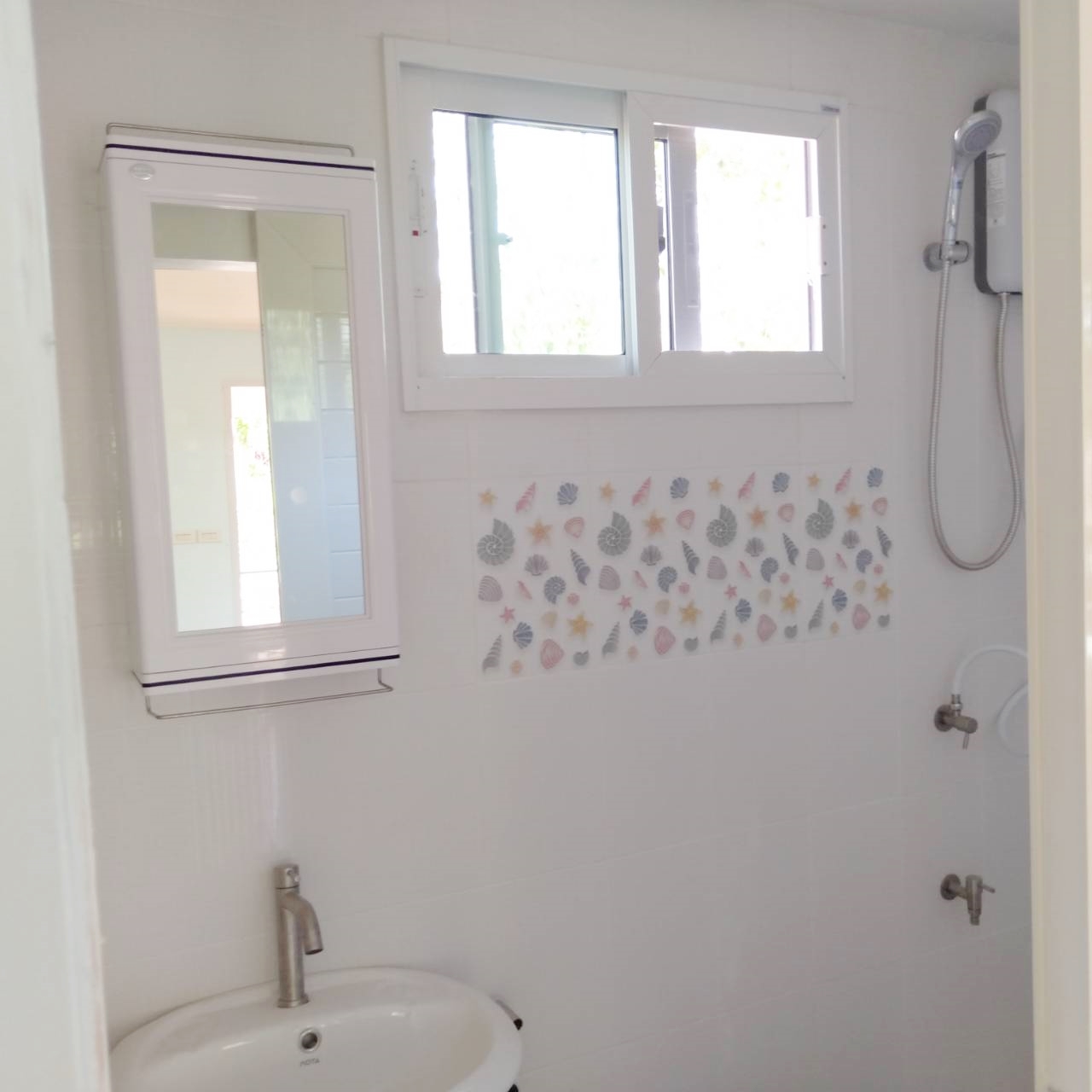 บ้านขนาด 4*7 เมตร ราคารวมเป็นเงินทั้งสิ้น 370,000 บาทพร้อมระเบียงขนาด 2*4 เมตร