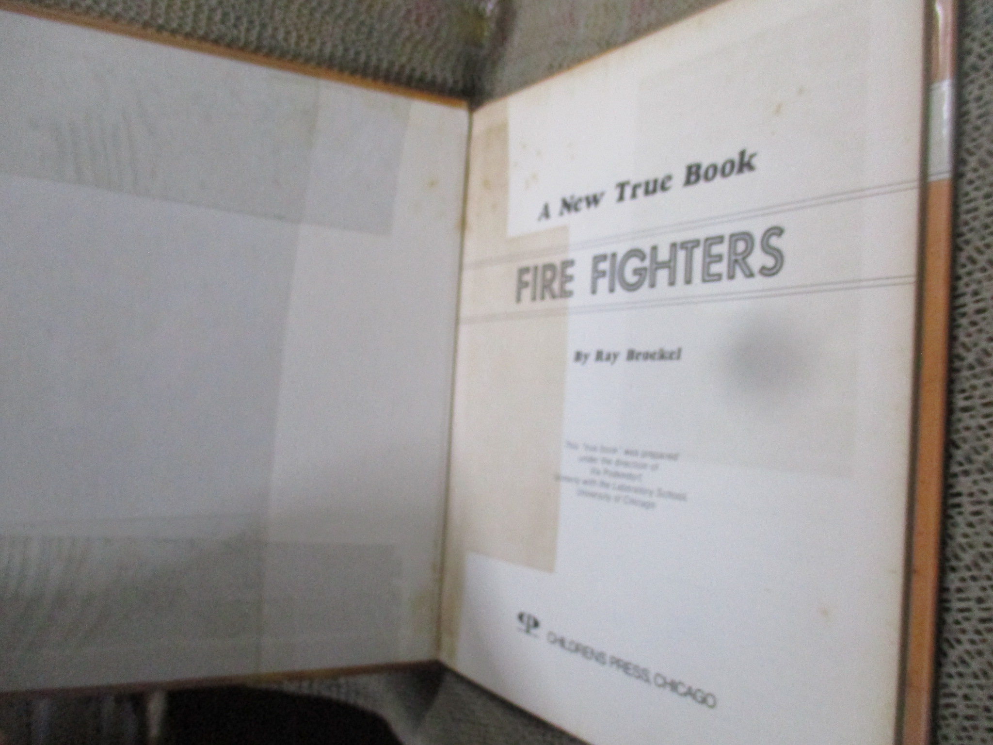 หนังสือ A New True Book : FIRE FIGHTERS (ภาษาอังกฤษ) กระดาษมีจุดเหลือง สภาพดี ห่อปกพลาสติก