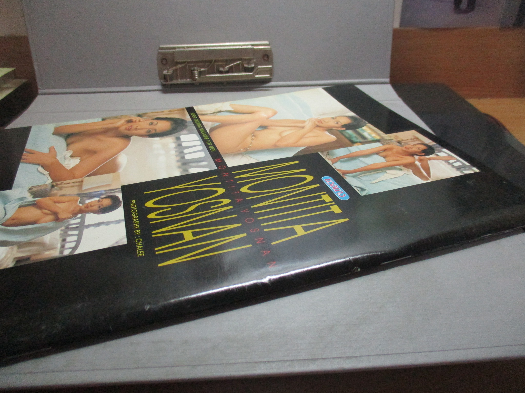 นางแบบไทย มณฑิตา ยศนันท์ เห็นบน ภาพสีทั้งเล่ม