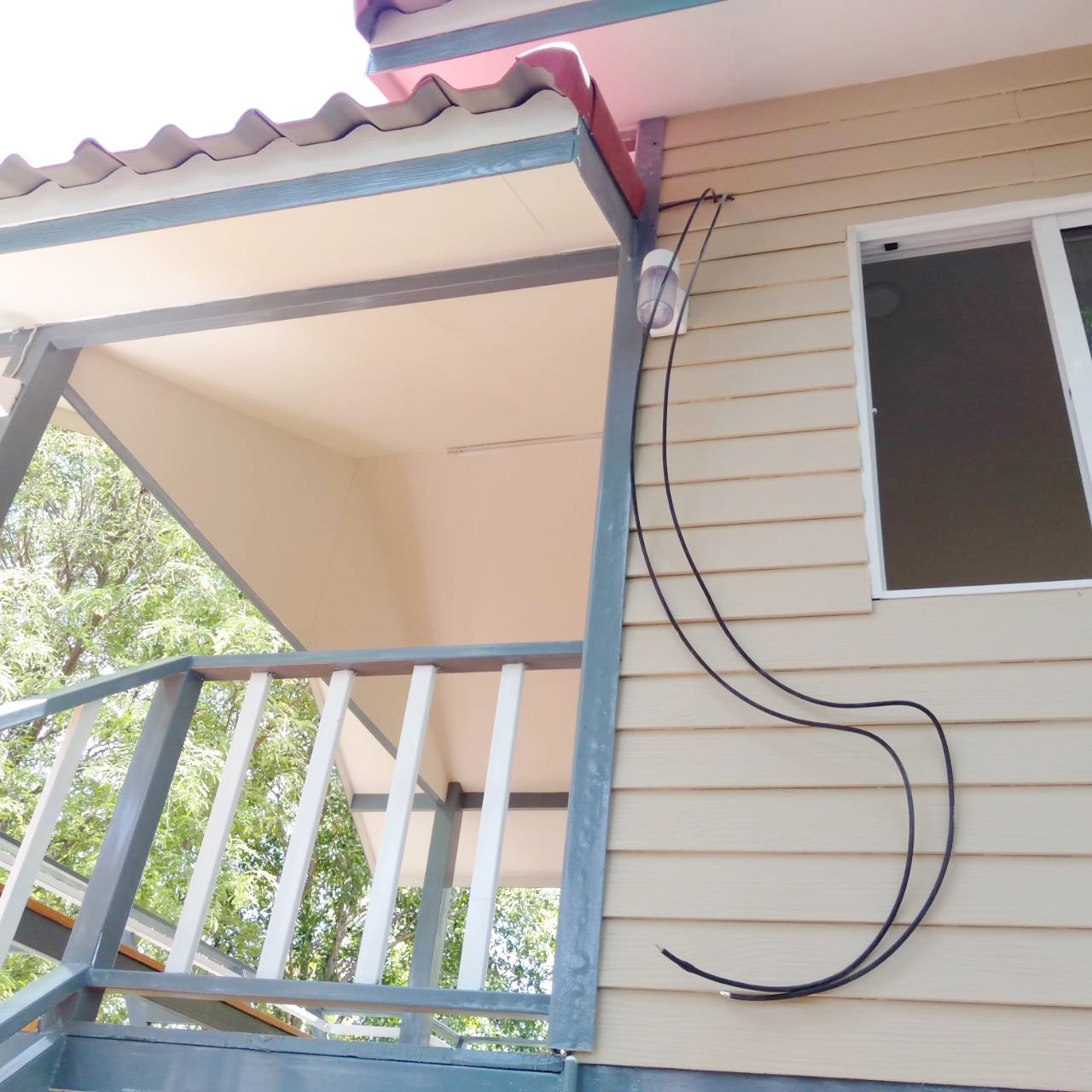 บ้านขนาด 4*7 เมตร ราคารวมเป็นเงินทั้งสิ้น 370,000 บาทพร้อมระเบียงขนาด 2*4 เมตร