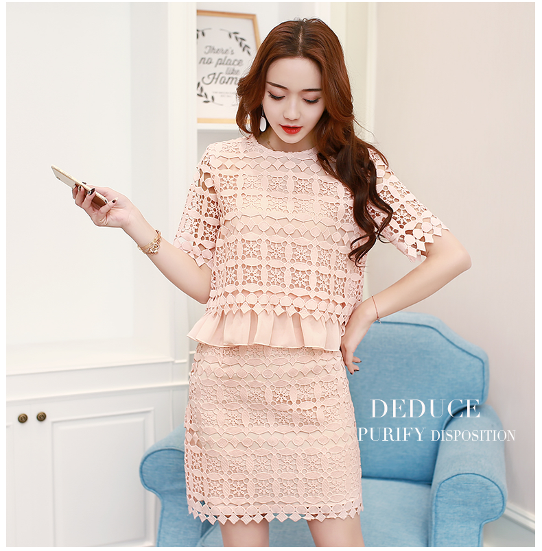 ***หมดค่ะ** ชุดเซ็ท เสื้อและกระโปรงผ้าลูกไม้สีโอรสแขนสั้น ชายระบายด้วยผ้าชีฟอง มีซับใน และซิบด้านข้างลำตัว น่ารักมากค่ะ