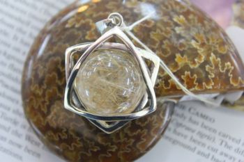 ไหมทองดาวหกแฉก ( Rutile Quartz in Star of Davis )