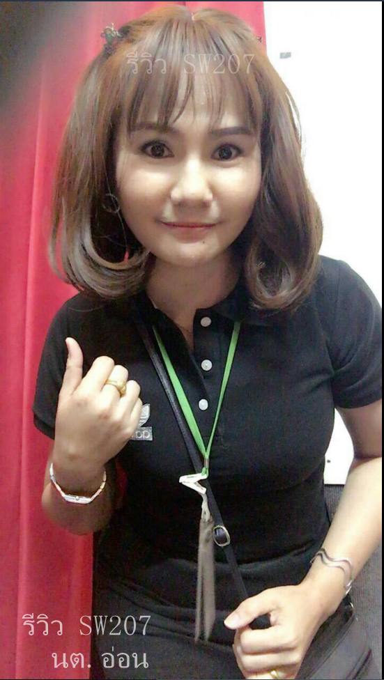 SW207 วิกผมหนังศรีษะเทียม วิกผมหนังศรีษะกว้าง หน้าม้าซีทรู ทรงผมสั้นระดับไหล่ ช่วงปลายผมจะมีโวลุ้มเล็กน้อย ทรงสวยธรรมชาติมาก หนังศรีษะคล้ายหนังศรีษะจริง ( ทรงผมเเละเส้นผมเหมือนจริงเกือบ 100% )