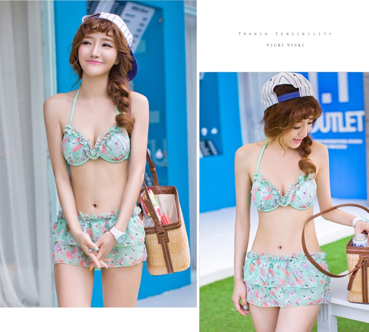 **พร้อมส่ง**ชุดว่ายน้ำ 3 ชิ้น three-pieces สีเขียวสดใสลายดอกไม้ใสได้ 3 สไตล์ แบ่งเป็นบรา+บิกินี่+ชุดคลุมแบบผูกโบว์ด้านหลัง ใส่แบบชุดทูพีชบิกินี่ หรือใส่แบบบรา+ผ้าคลุมบิกินี่ หรือคลุมทั้งชุด ทำให้ดูหวาน ไม่โป๊คร้า สวยน่ารักเหมือนแบบค่ะ