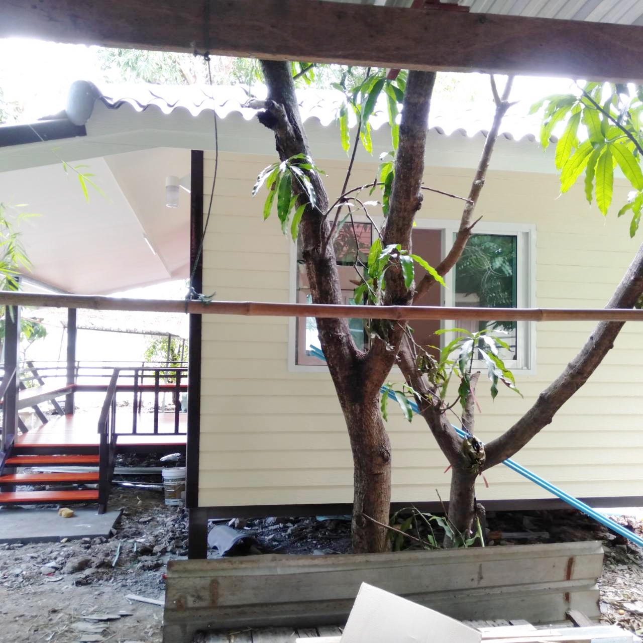 บ้านน็อคดาวน์ หลังนี้ ขนาด 4*6 เมตร พร้อมระเบียงหลังคาคุม ขนาด2*6เมตรเต็มหน้าบ้าน และระเบียงขนาด 2*3 เมตร