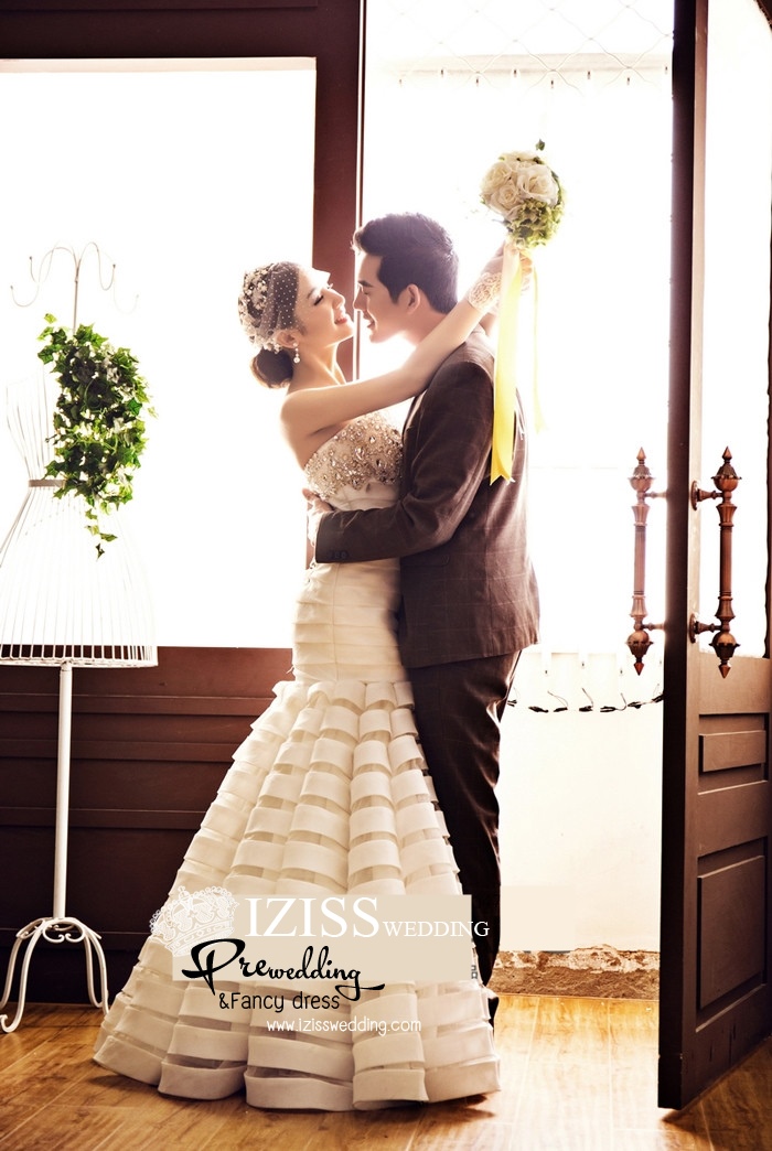 PW326 - **พรีออเดอร์ค่ะ** ชุดคู่ถ่ายพรีเวดดิ้ง (prewedding dress) & ชุดแต่งงานแฟนซี (Fancy wedding dress)ชายหญิง "ธีมชุดเจ้าสาวสีขาว-ดำ"