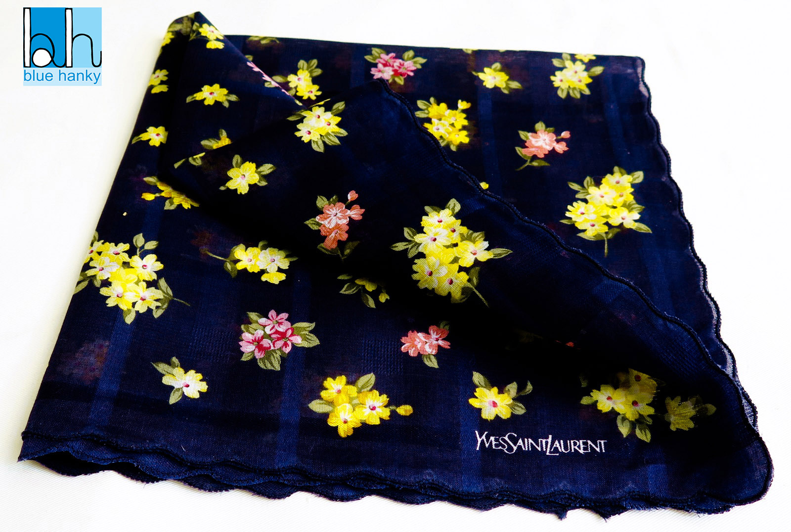 #115 18" Yves Saint Laurent ผ้าเช็ดหน้ามือ2 สภาพดี ผ้าเช็ดหน้าผืนใหญ่