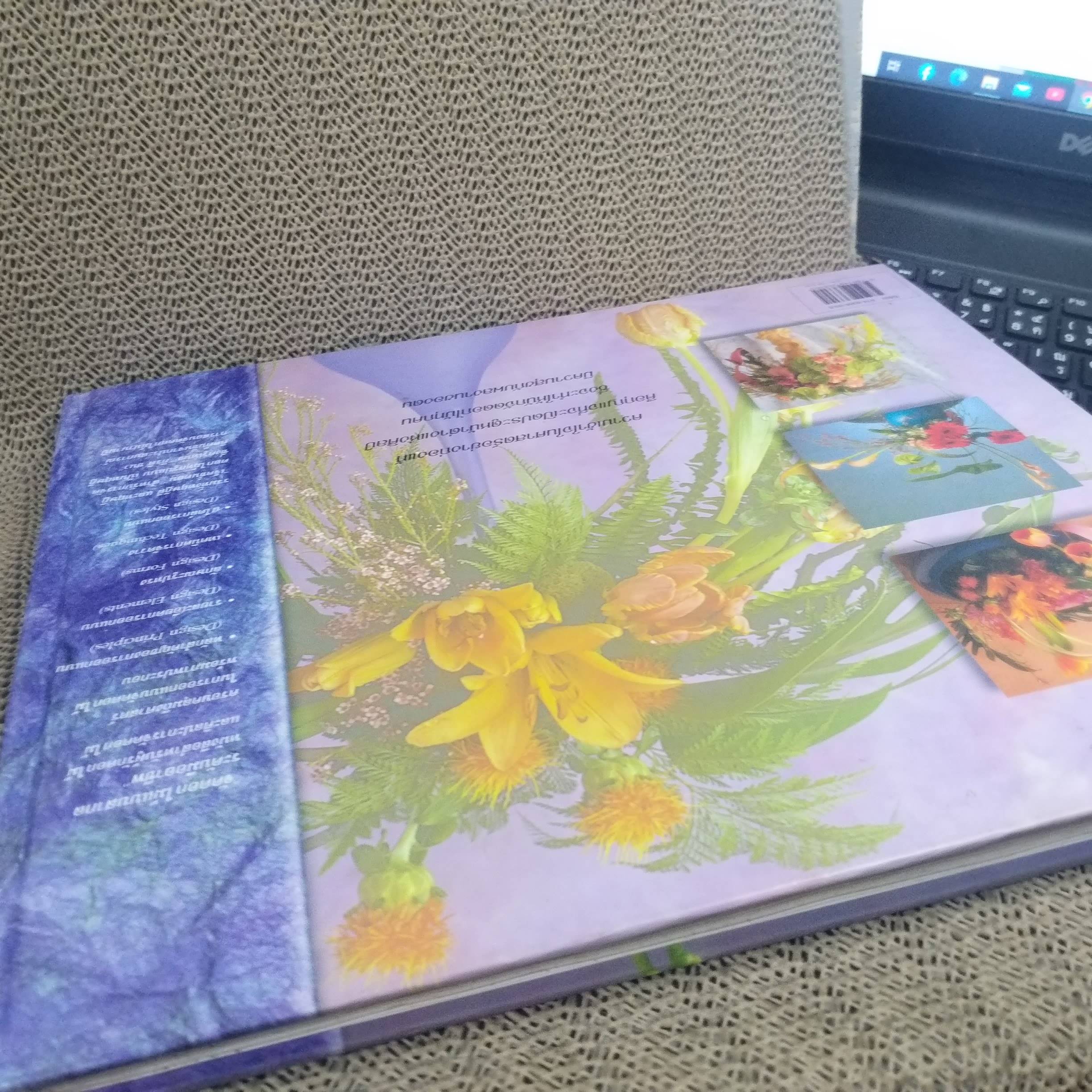 หนังสือ "จัดดอกไม้แบบสากล" (Professional Floral Design) โดย กีรติ ชนา เป็นหนังสือที่สอนการจัดดอกไม้แบบสากลขั้นพื้นฐานและระดับมืออาชีพ. เนื้อหาในหนังสือครอบคลุมถึงลักษณะของดอกไม้, แนวคิดของการจัดดอกไม้ให้สวยงาม, รูปทรงของการจัดดอกไม้, และเทคนิคต่