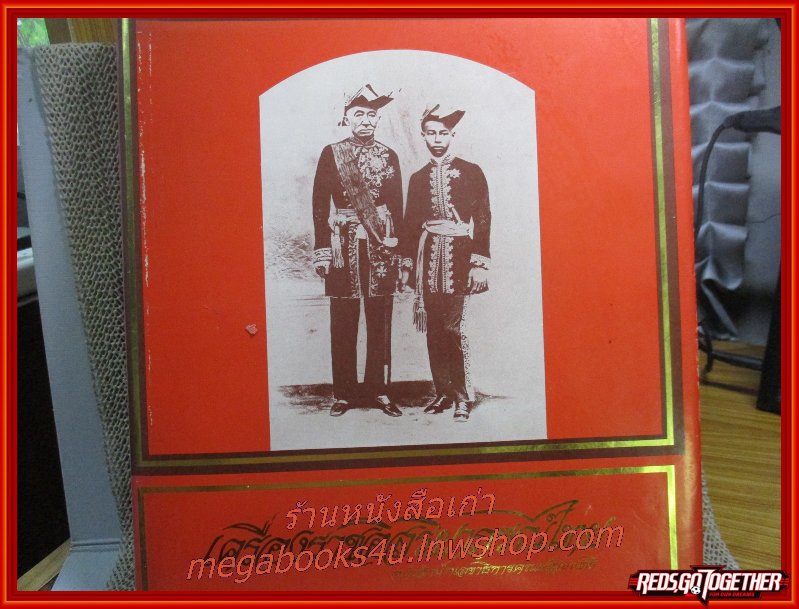 หนังสือ เครื่องราชอิสริยาภรณ์ไทย ฉบับสำนักเลขาธิการคณะรัฐมนตรี / กระดาษมีจุดเหลืองประปราย เปื้อนฝุ่นมอมแมมนิดหน่อย