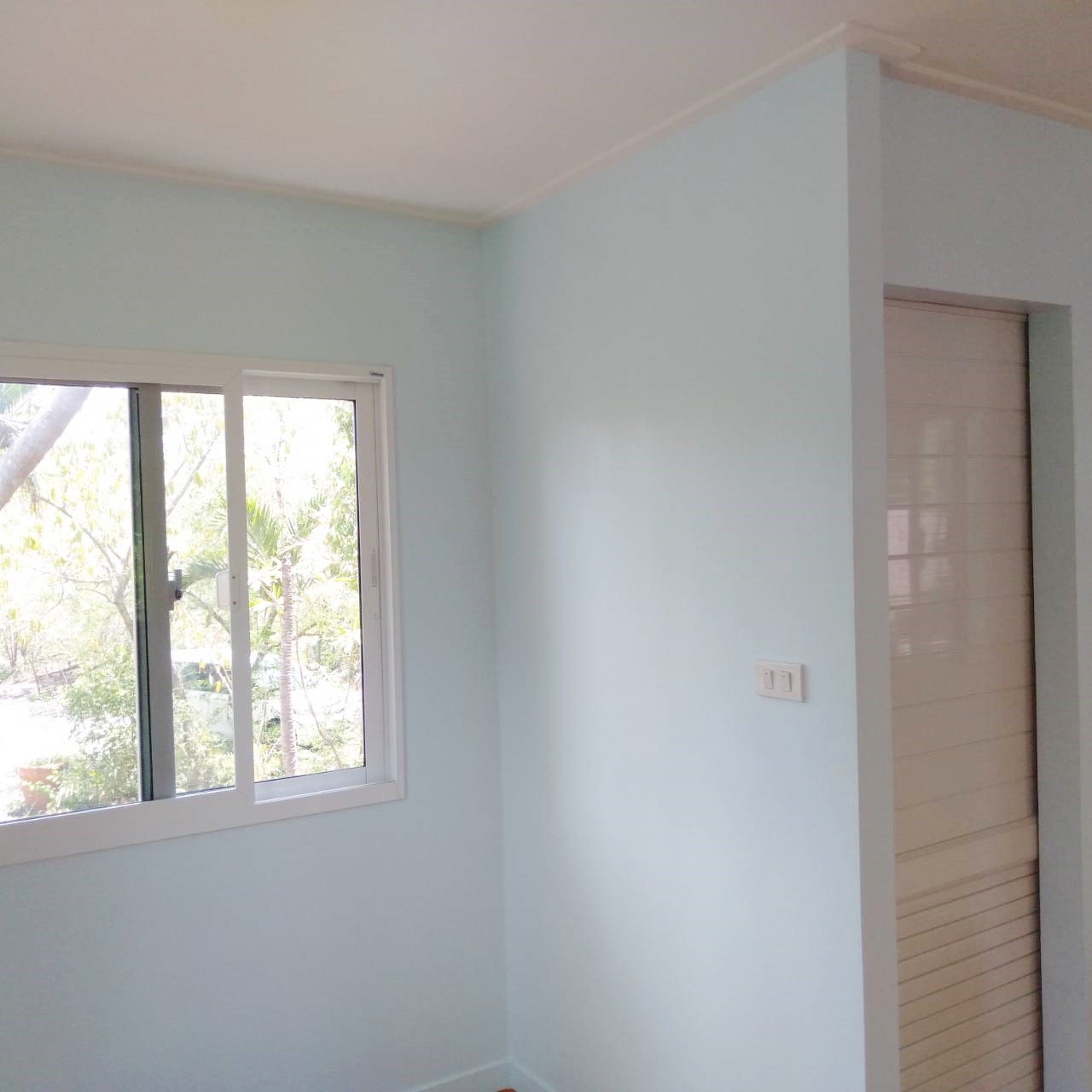 บ้านขนาด 4*7 เมตร ราคารวมเป็นเงินทั้งสิ้น 370,000 บาทพร้อมระเบียงขนาด 2*4 เมตร