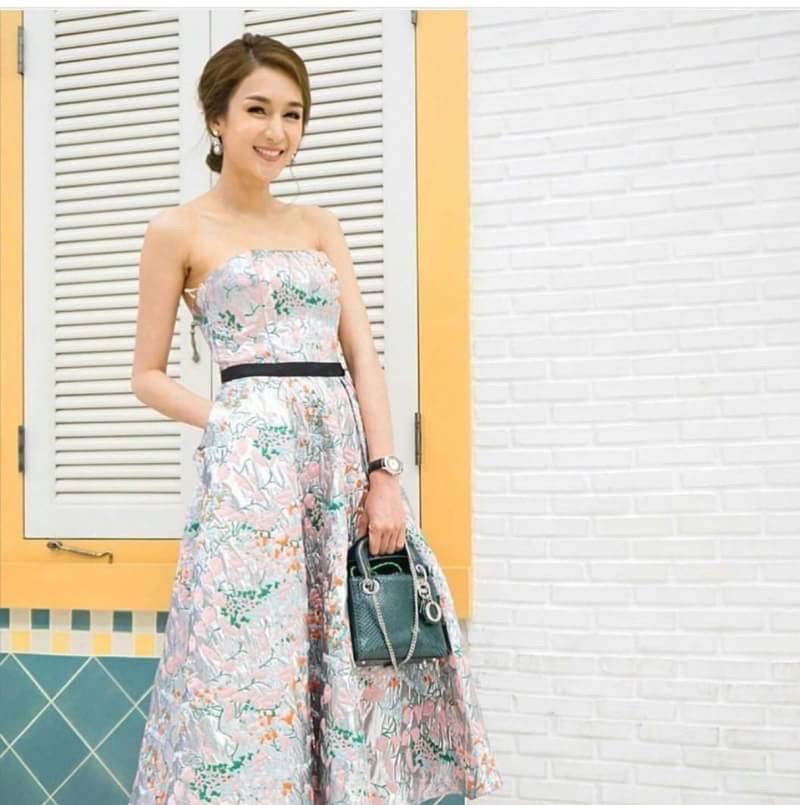 **สินค้าหมด**เดรสเกาะอกลายดอกไม้สวยหรู คาดอกดำ งานดี งานสวย งานดาราใส่เพียบ สวยแบบนี้อย่าพลาดค่า